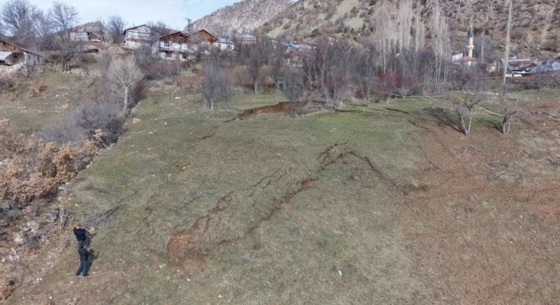 CEVİZLİ MAHALLESİNDE KORKUTAN HEYELAN