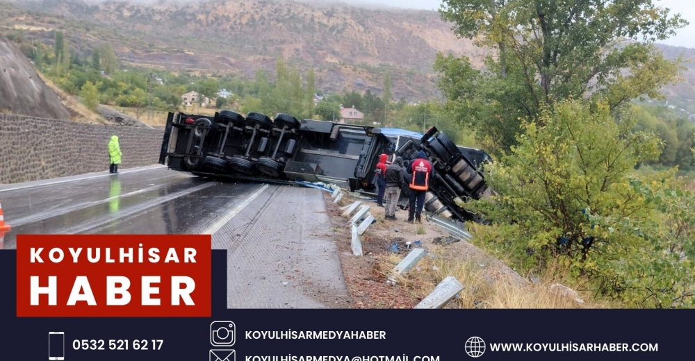 KOYULHİSAR'DA DEVRİLEN TIRIN SÜRÜCÜSÜ YARALANDI