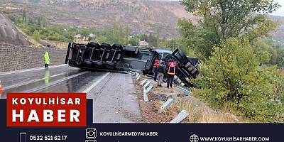 KOYULHİSAR'DA DEVRİLEN TIRIN SÜRÜCÜSÜ YARALANDI