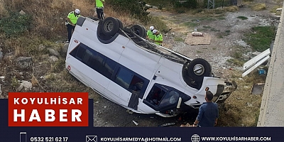 KOYULHİSAR'DA MİNİBÜS DEVRİLDİ : 14 YARALI