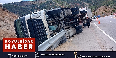 KOYULHİSAR'DA TIR DEVRİLDİ : 1 YARALI